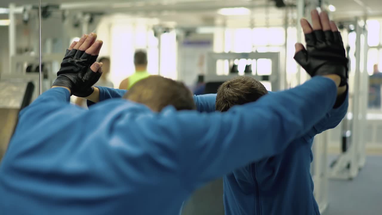 운동을 한 후 휴식을 취하는 사람 수업은 장애인 스포츠 홀에서 개최됩니다.