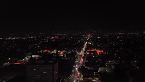 San-Jose-California-Aerial-V1-Drone-Flyover-East-Santa-Clara-Street-Von-Der-Geschäftigen-Innenstadt-über-Viertel-Hinweg,-Die-Nachts-Starken-Verkehr-Einfangen---Aufgenommen-Mit-Mavic-3-Cine---Juni-2022