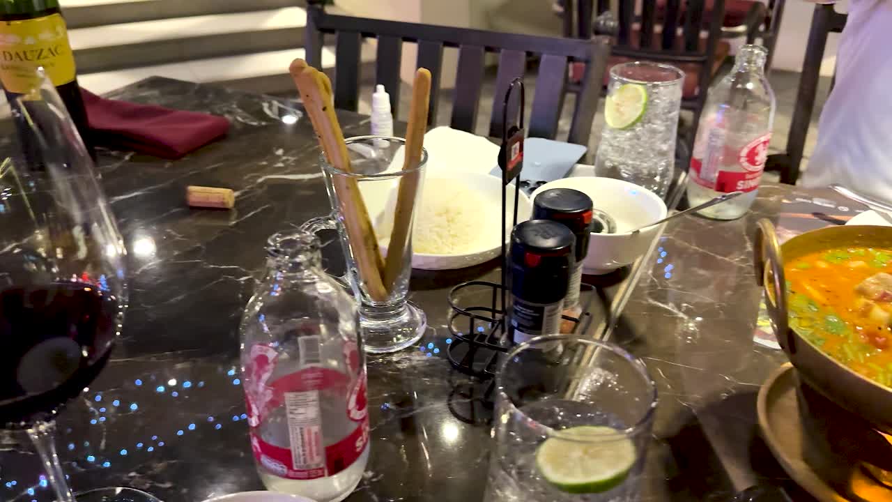 음료와 접시와 함께 식사를 즐기고 있습니다.