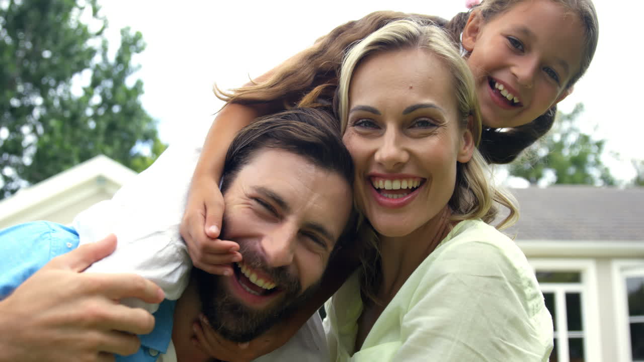 Familia feliz posando juntos