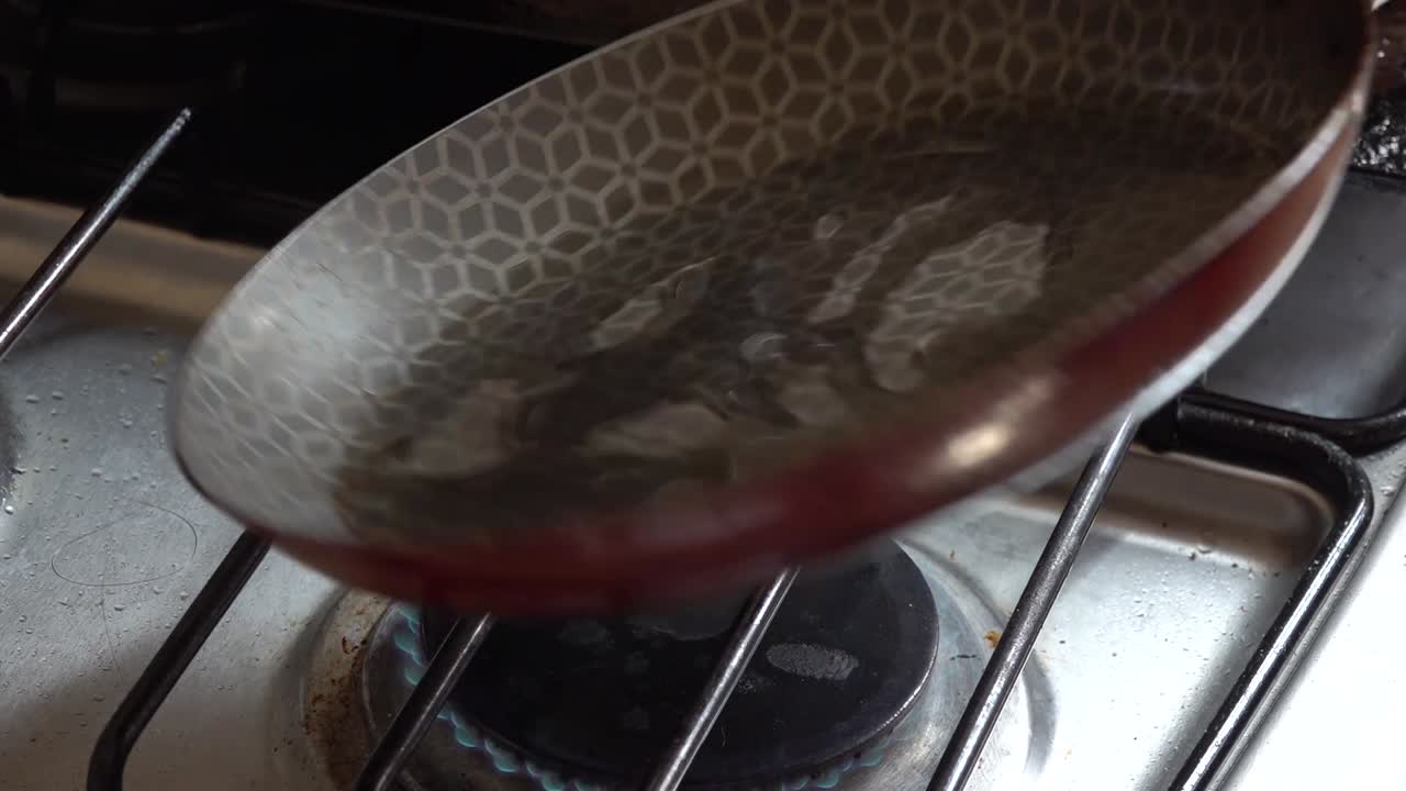 기름이 팬에 분배되고 있습니다.