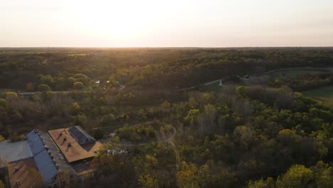 Puesta-De-Sol-En-El-Horizonte-Del-Paisaje-Rural-Del-Medio-Oeste-De-Kansas,-Aéreo