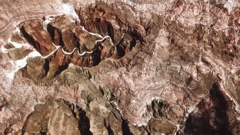 Río-Salado-Tiro-Con-Drone-Ojo-De-Pájaro-Vista-Aérea-Panorámica-Escénica-Del-Paisaje-Natural-Montaña-De-Sal-Acantilado-De-Roca-Irán-Ojo-De-Pájaro-Maravilloso-Colorido-Lugar-Natural-Senderismo-Tropical-Seco-Clima-Cálido-Medio-Oriente