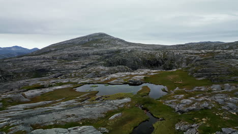 montañas nórdicas: imágenes aéreas sobre las impresionantes montañas fronterizas entre noruega y suecia