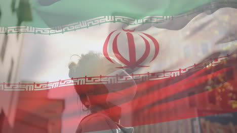 animación de la bandera de irán ondeando sobre una mujer afroamericana con máscara facial en la calle de la ciudad