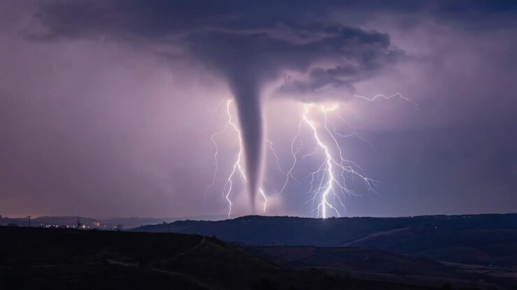 Tornado e tempesta di fulmini
