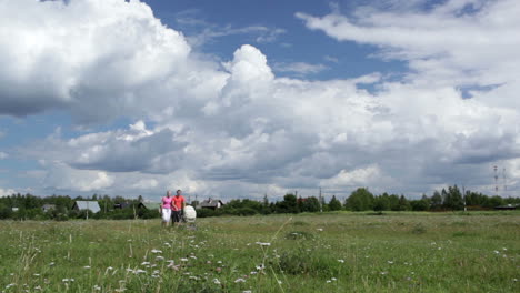 Una-Joven-Familia-De-Tres-Personas-Caminando-Con-Buggy.