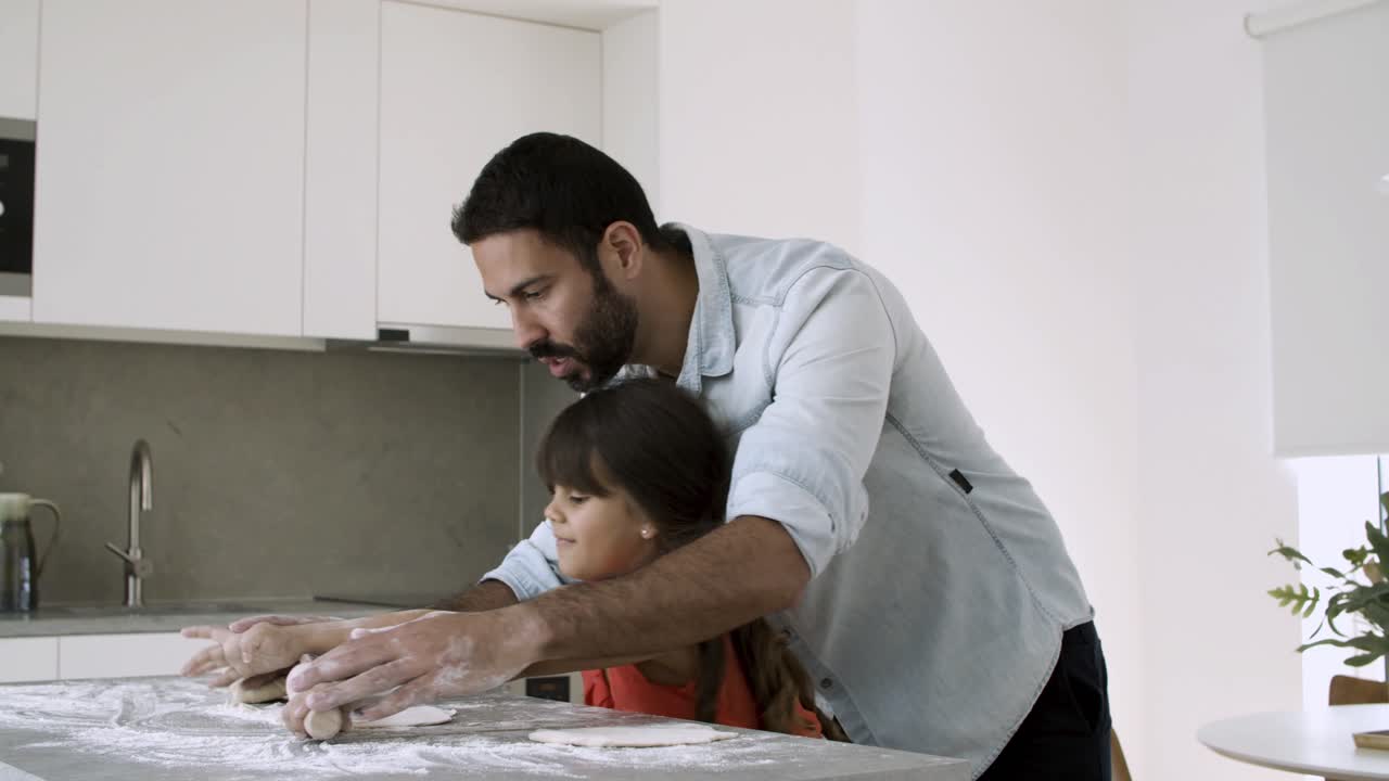 el padre se centró en enseñar a la hija a hornear