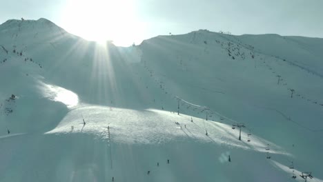 滑雪場和滑雪場在山坡上空,covid-19 冠狀病毒