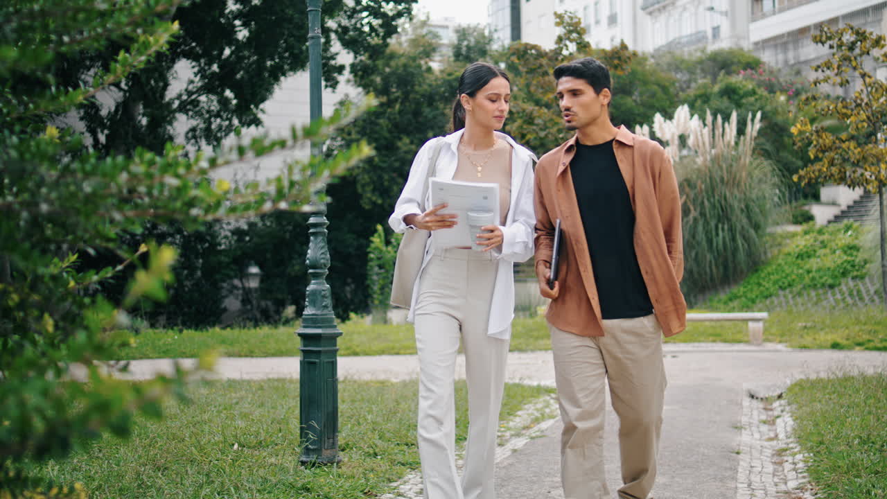 studenti universitari che camminano verticalmente nel campus. amici che si riposano alla pausa caffè