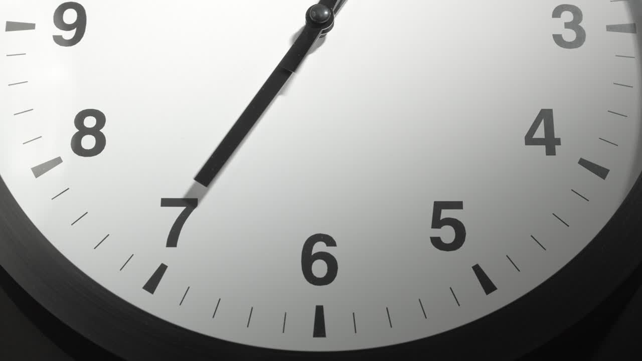 cara del reloj en el lapso de tiempo en la pared gris oscuro