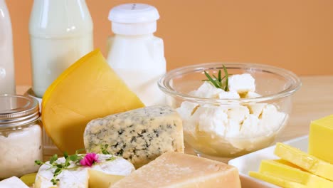 productos lácteos variados dispuestos en una mesa