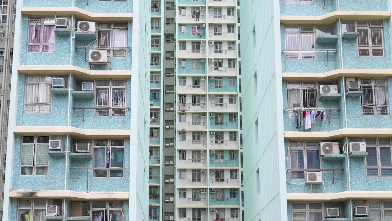 Vista de um grande edifício de habitação social de arranha-céus e as janelas dos seus apartamentos em Hong Kong.