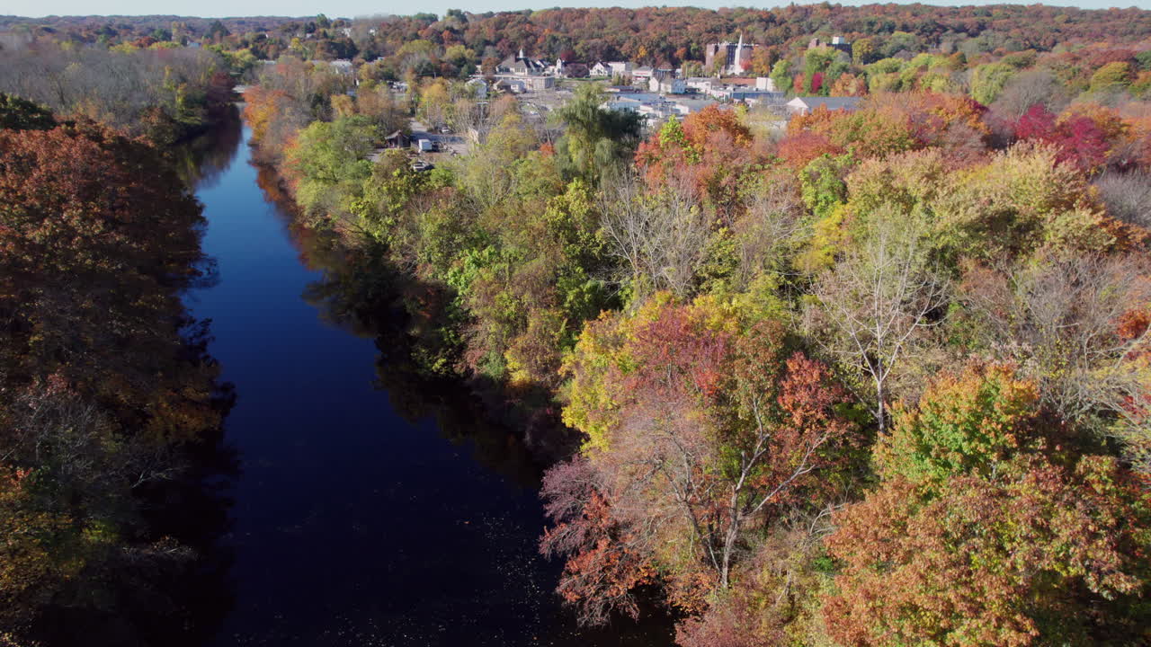 vista aérea del río pawtuxet en el otoño, west warwick en la distancia
