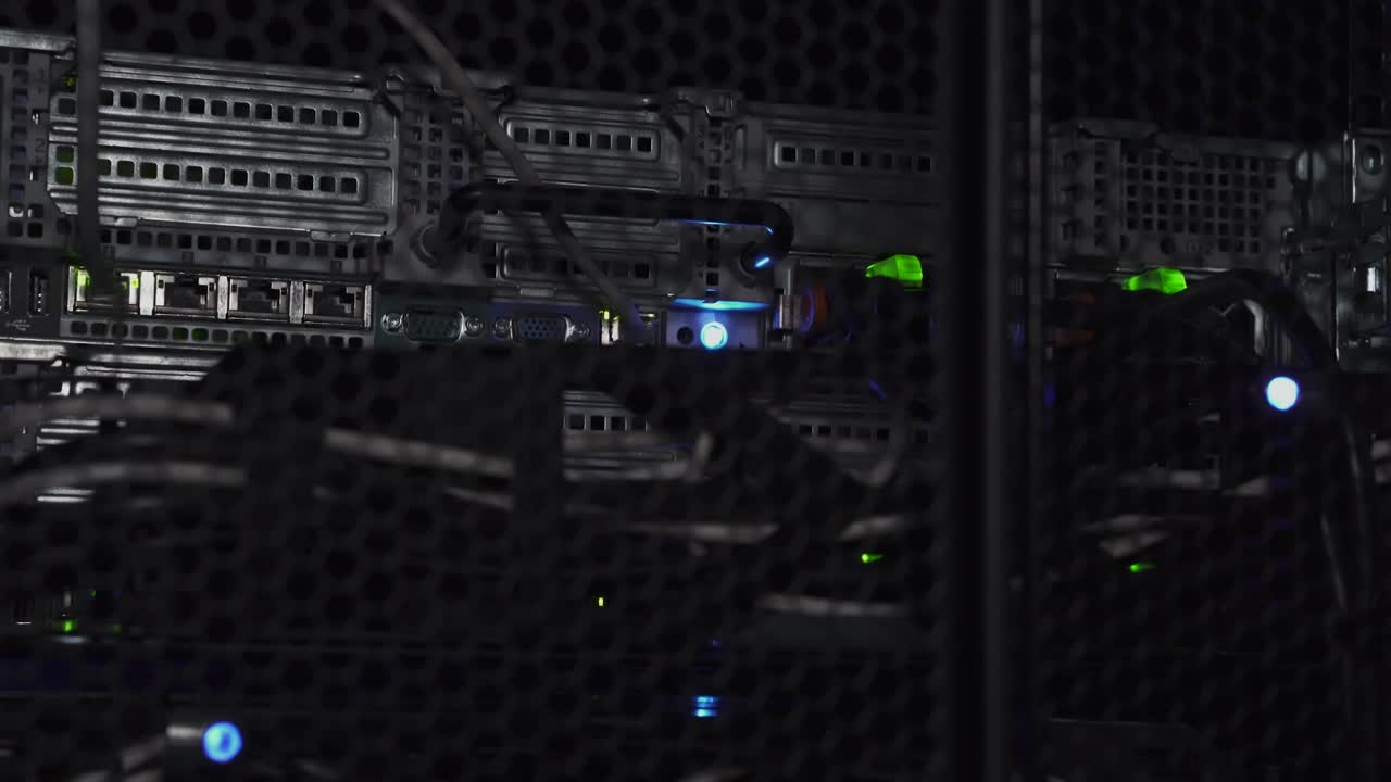 cables cableados de un enrutador de datos iluminado por un hacker