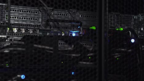 cables cableados de un enrutador de datos iluminado por un hacker