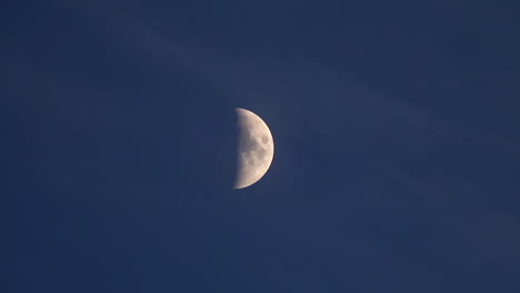 lapso de tiempo de media luna en el cielo nocturno oscuro - 4k