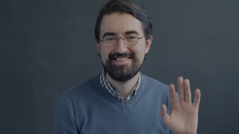 hombre saludando