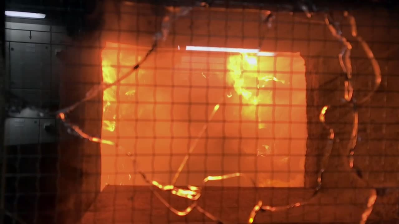 강렬한 열로 인해 다소 초점이 맞지 않는 소각장 내부 모습