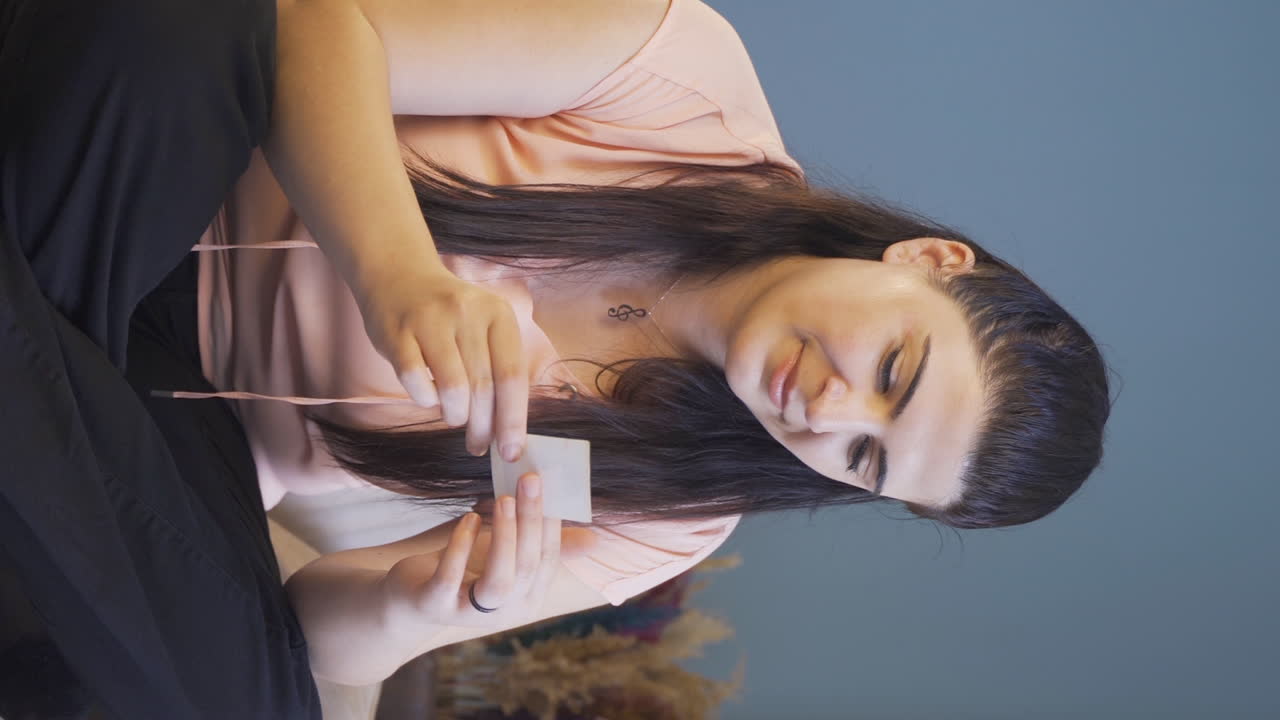 Video vertical de la mujer que adora la foto que tiene en su mano.