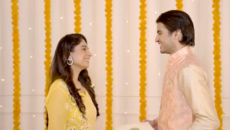 chica india dando dulces a su marido en diwali