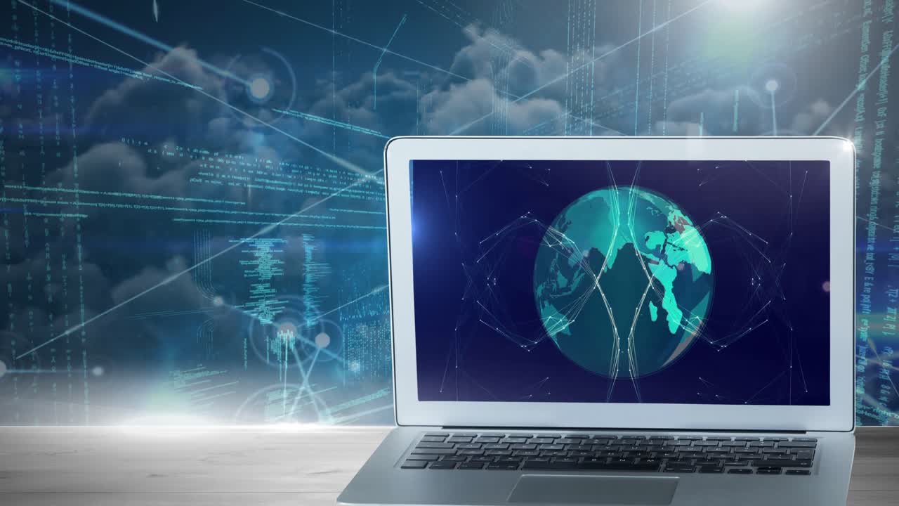 클라우드 위의 컴퓨터 화면에 있는 지구로 데이터 처리의 애니메이션