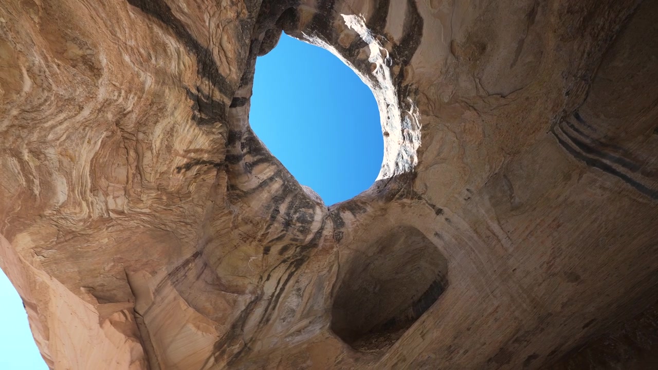 Loch in Höhle, Untersicht einer Sandstein-Felsformation in Utah, USA, Wanderweg Wild Horse Window