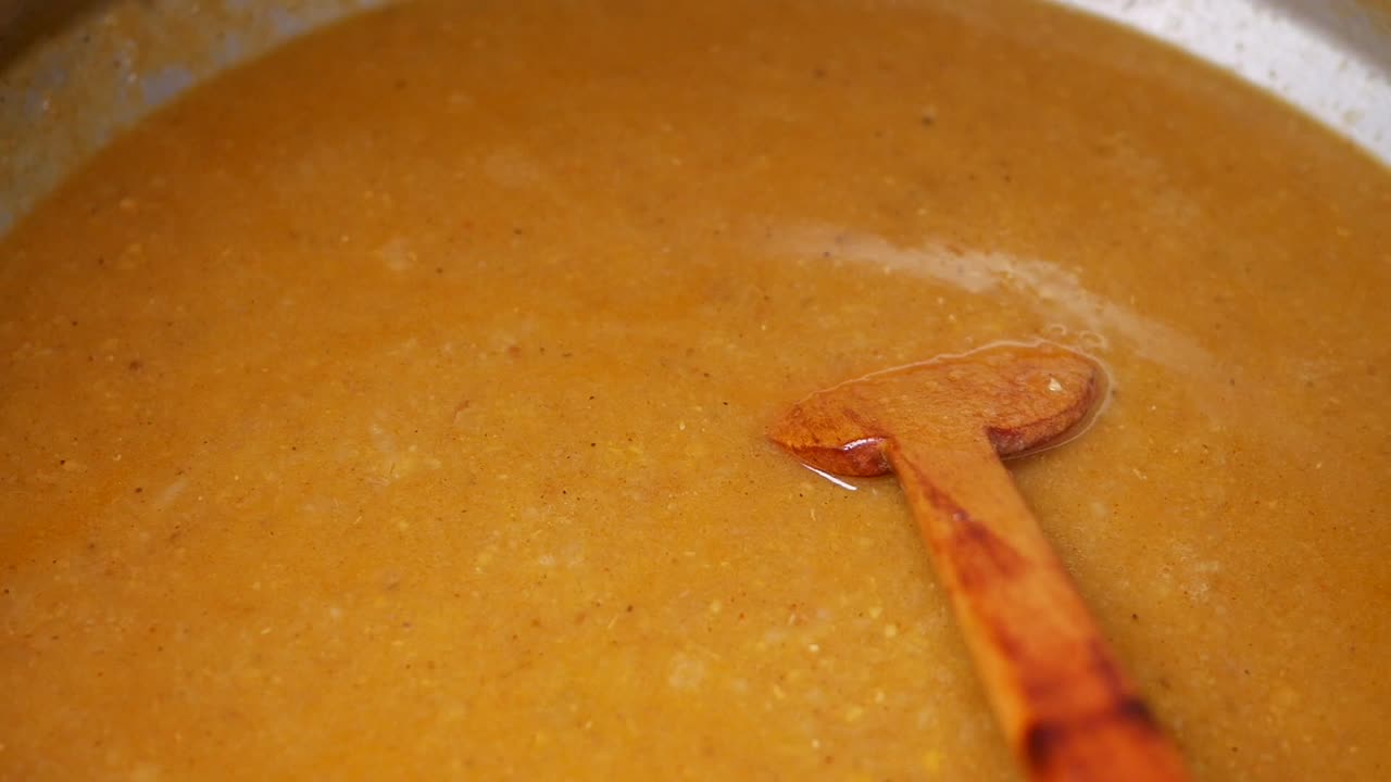 비에서 맛있는 수프를 요리하는 것