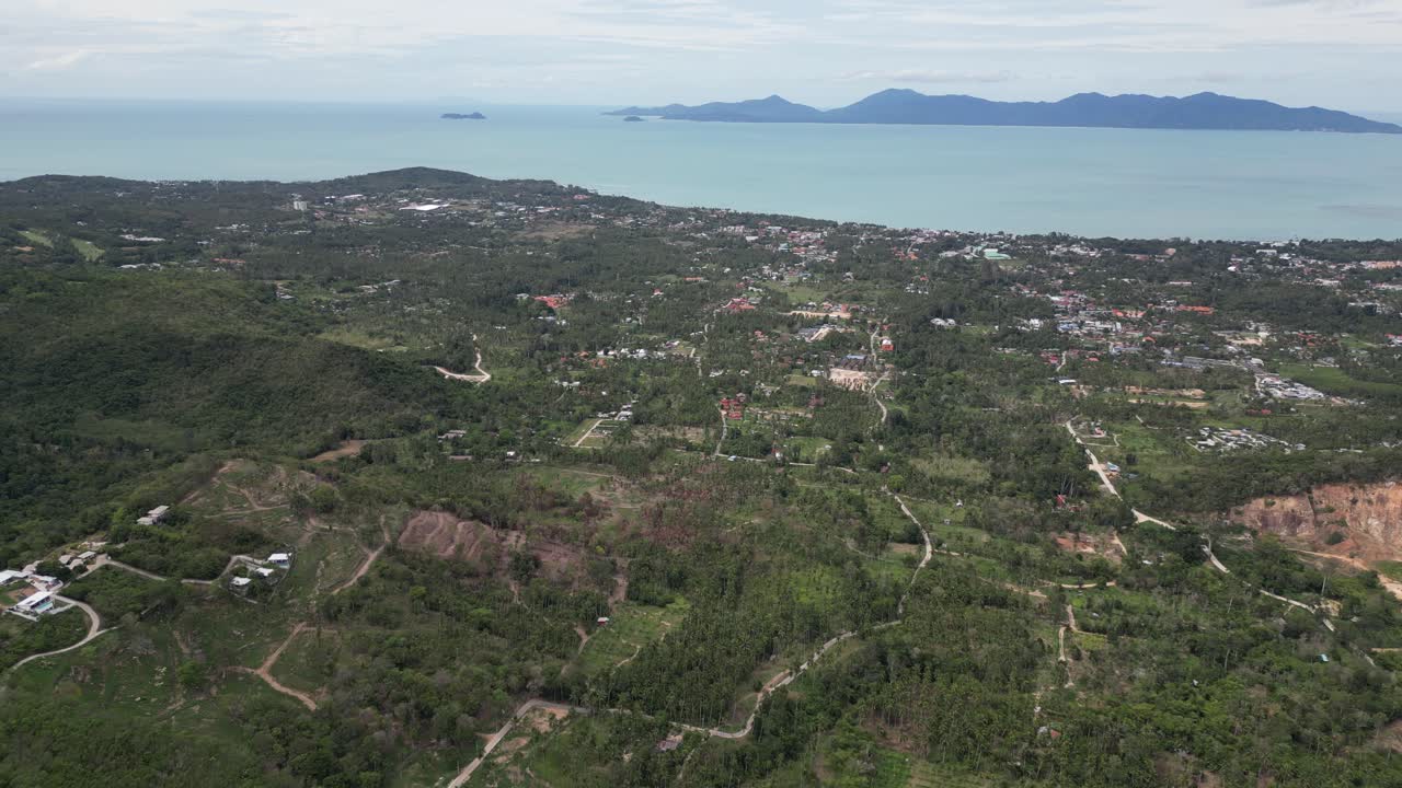 fotografía aérea de un paisaje costero verde en la isla de koh samui en tailandia