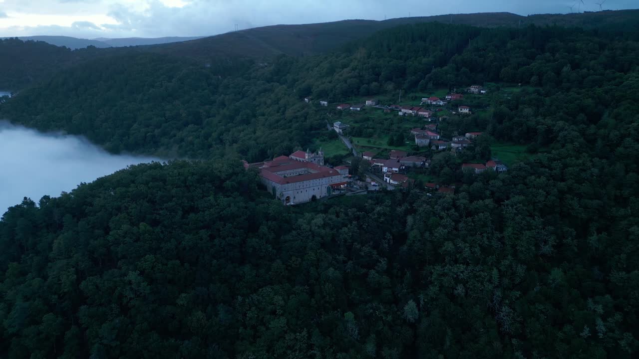 excelente vista aérea del cañón de sil y el monasterio de santo estevo, españa