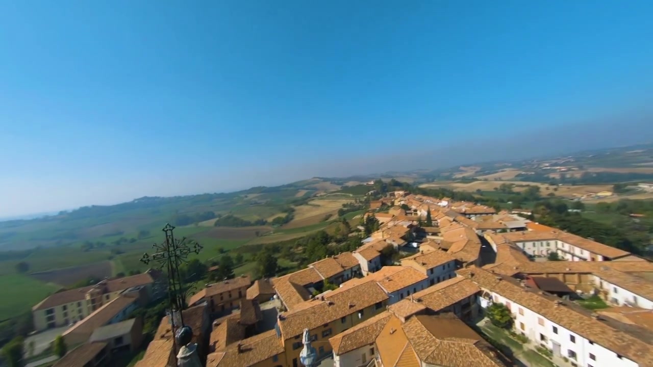 Ripresa con drone FPV che circonda la Chiesa di Santa Maria Assunta, nel soleggiato Monferrato, Italia