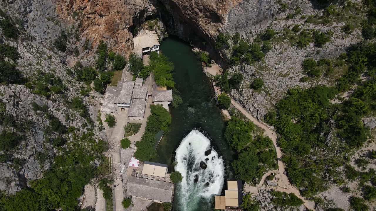 vista aérea del tekke en blagaj es un monumento nacional, antiguo edificio construido por el agua