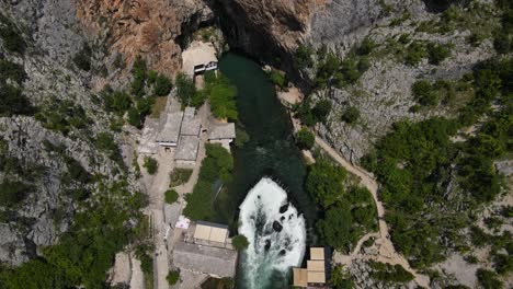 Luftaufnahme-Der-Tekke-In-Blagaj,-Einem-Nationaldenkmal,-Einem-Alten-Gebäude-Am-Wasser