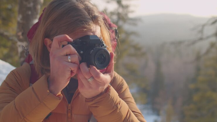 Fotografo che fotografa la natura invernale