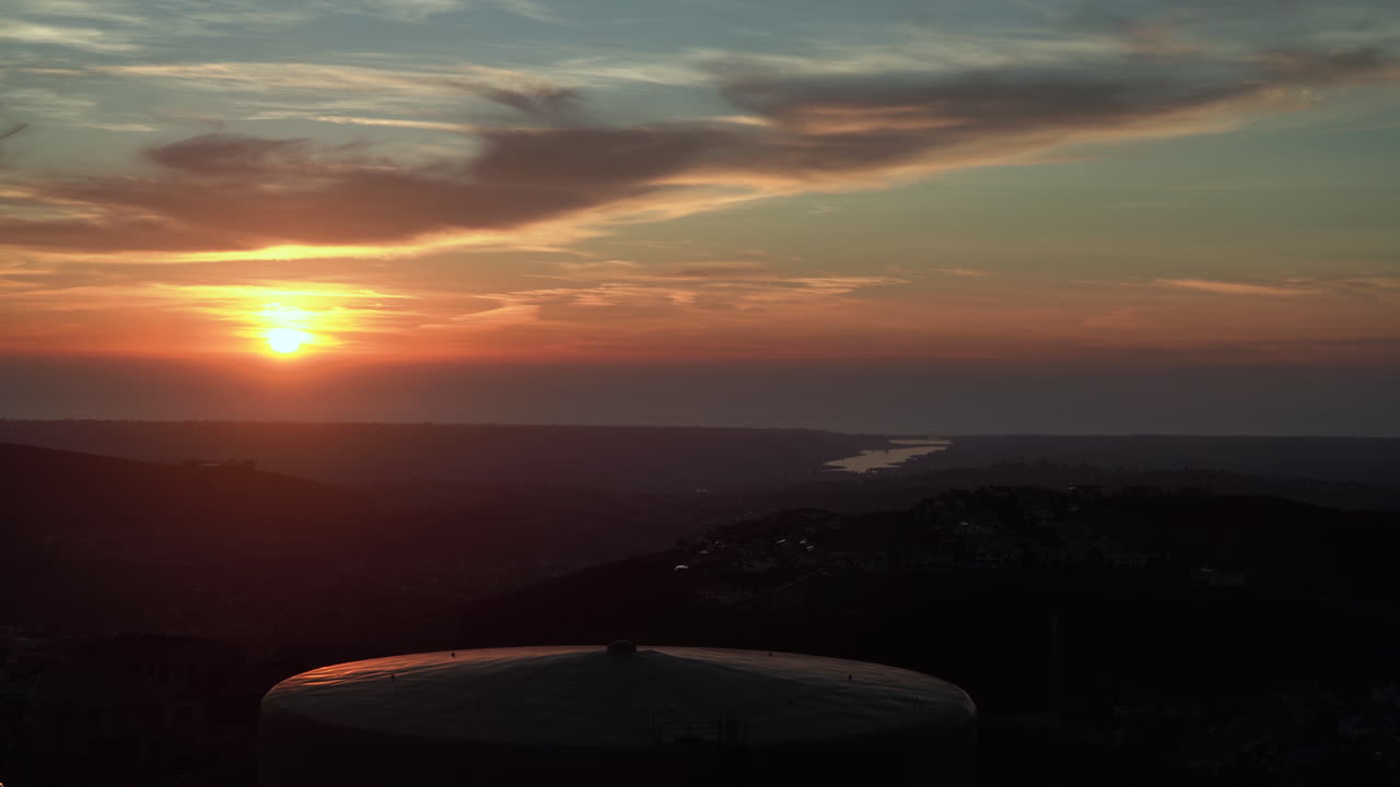 Una vista de un atardecer desde una montaña cerca de San Diego, California