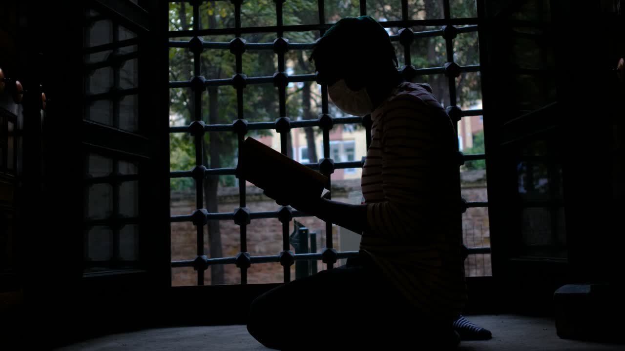 꾸란을 읽는 실루 ⁇