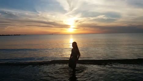 Silueta-De-Jovencita-Bailando-En-La-Playa-Al-Atardecer-2