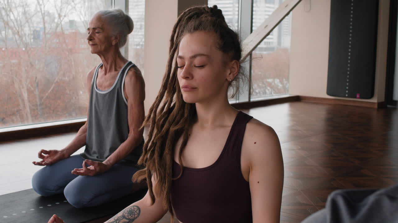 sesión de grupo de yoga