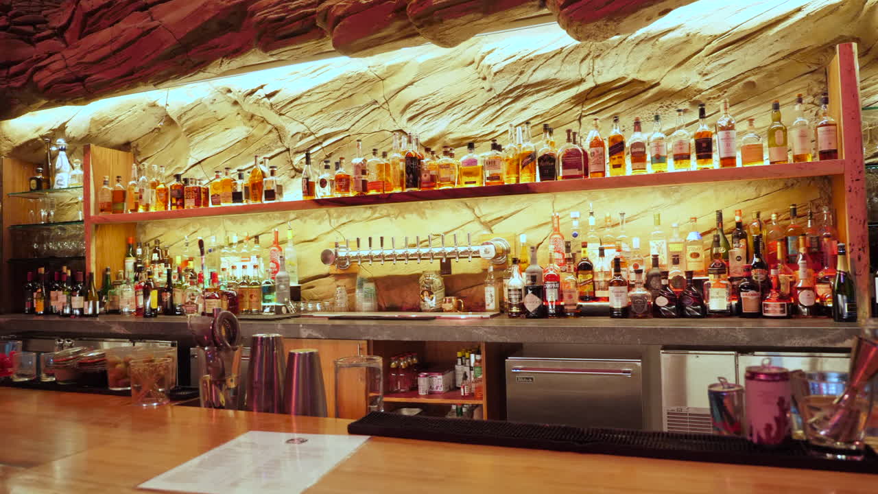 고객의 관점에서 완전히 채워진 바 샷 보기