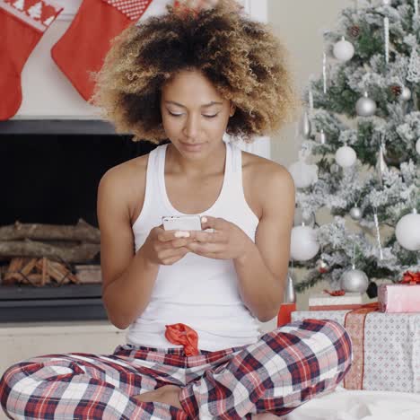 mujer joven enviando un mensaje de navidad