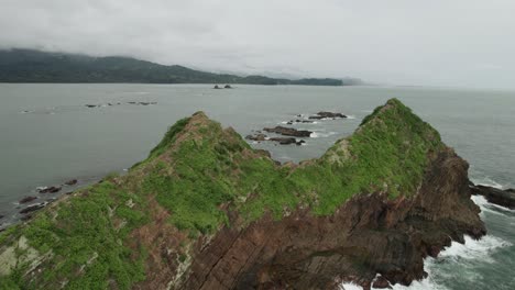 Felsige-Insel-Costa-Rica-Drohnenpfanne-Bewölkter-Ozean