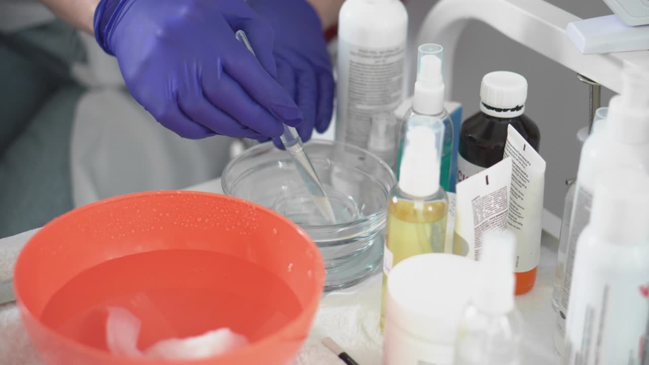 cosmetólogo suaviza las arrugas con microcorrientes. procedimiento de hardware en cosmetología. peeling, fonoforesis, masaje y lifting facial en una clínica de belleza.