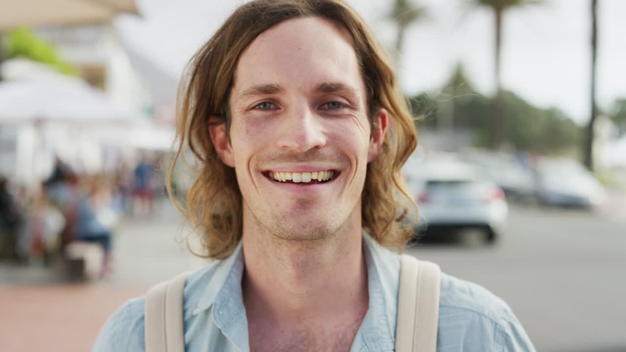 mann, gesicht und glückliches porträt auf der straße