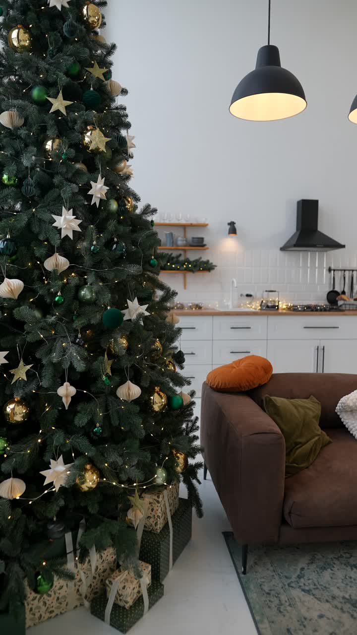 decoración navideña en cocina y sala de estar modernas