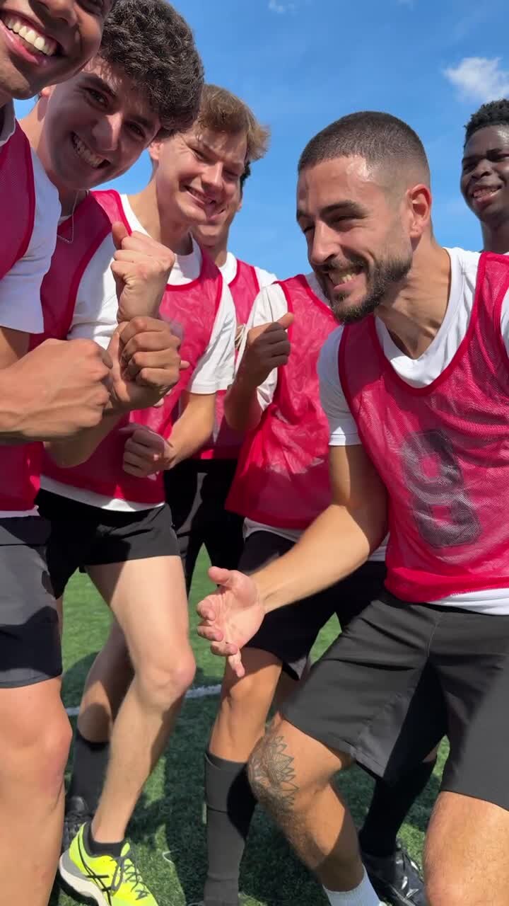 equipo de fútbol celebrando la victoria