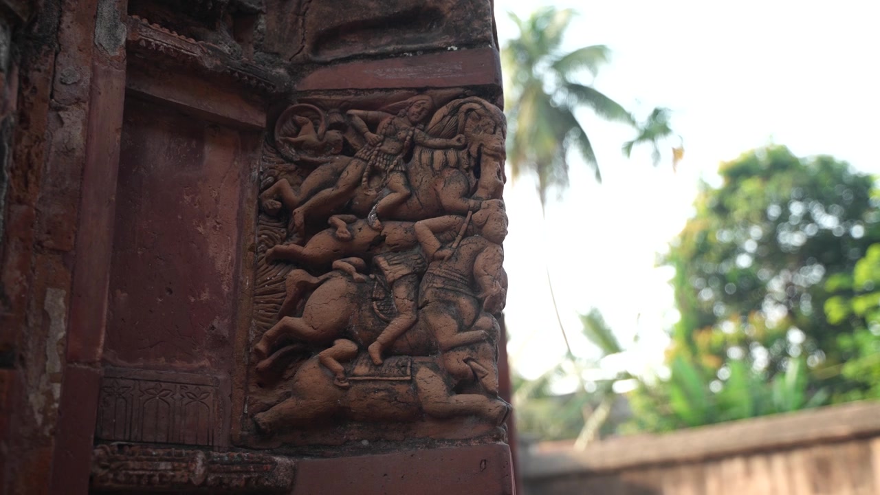 El Templo Lalaji es uno de los sitios arqueológicos en la ciudad de Kalna. El arte de terracota en las paredes del templo refleja el sistema social de esa época.