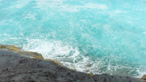 Beruhigende-Zeitlupenwellen-An-Der-Küste-Teneriffas,-Blaues-Meer-In-Spanien