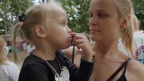 Mom-and-daughter-at-the-fair