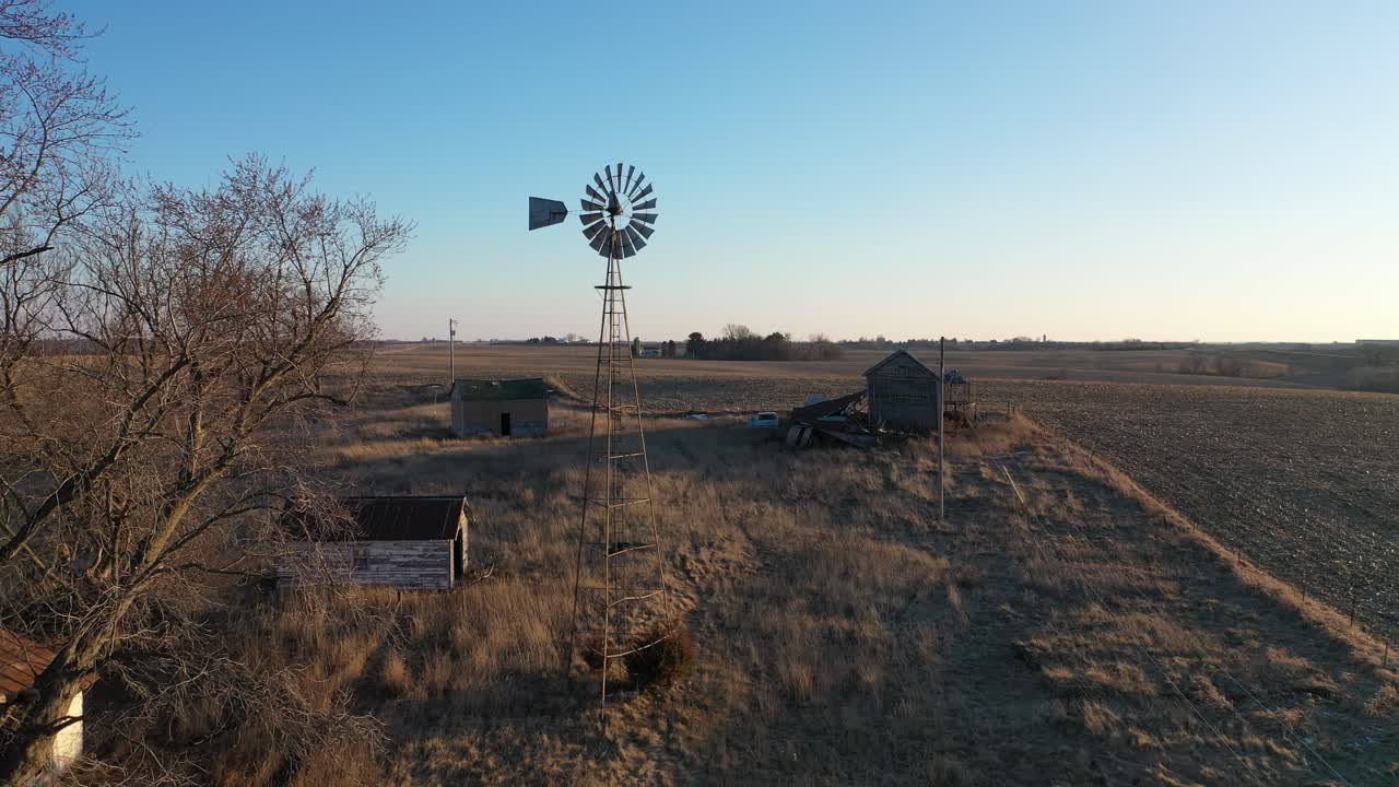tierras de cultivo abandonadas con molino de viento