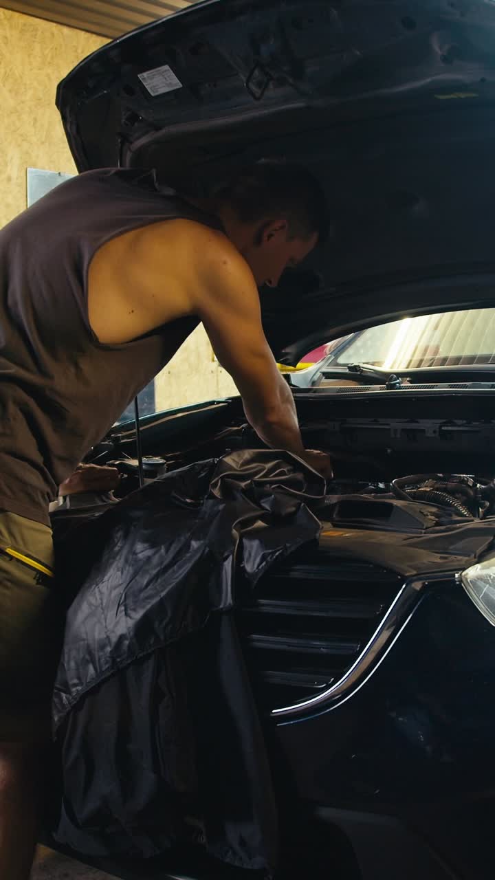 reparación de automóviles en el garaje